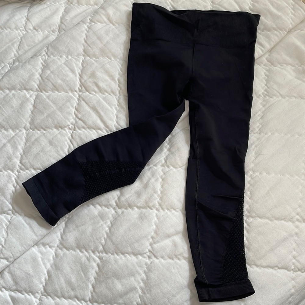 Athleta black capri tight, perforated